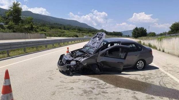 Otomobil istinat duvarına çarptı kazada 2 kişi yaralandı