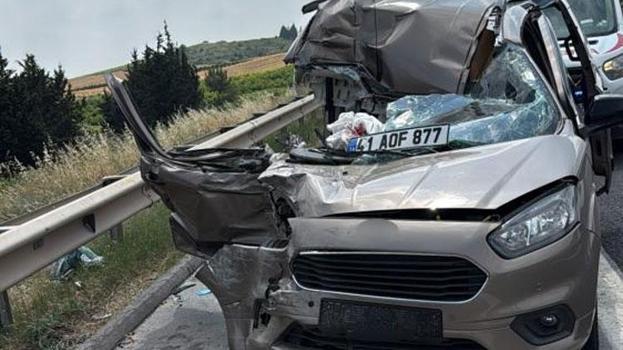Ticari araç ile tırın çarpıştığı kazada 1 kişi hayatını kaybetti, 4 kişi yaralandı