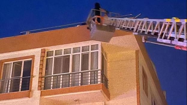 Lapseki'de 4 katlı apartmanda yangın paniği: Çatıda mahsur kalan 4 kişi kurtarıldı