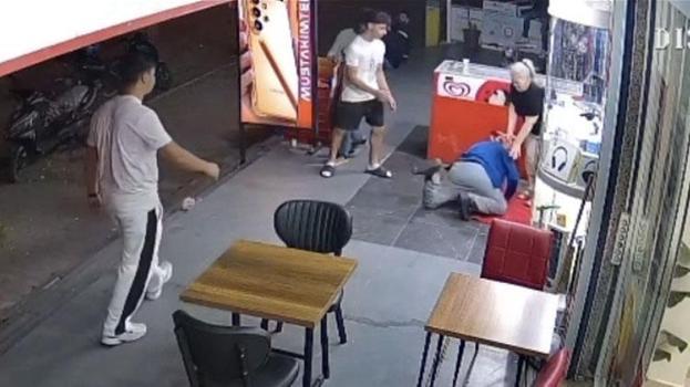 Tartıştığı kadın esnafa bıçak çekti, ayağı takılıp yere düştü: O anlar kameraya böyle yansıdı