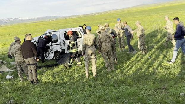 Erzurum’da hafif ticari araç takla attı; 1’i bebek 3 kişi hayatını kaybetti