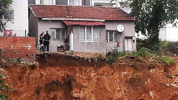 Toprak kayması ihtimaline karşı bir ev tahliye edildi