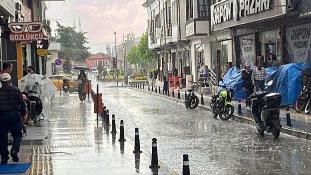Aniden bastıran sağanak vatandaşlara zor anlar yaşattı