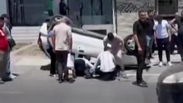 E-5'te yürekleri ağza getiren kaza! Araç direğe çarpıp yan yola uçtu