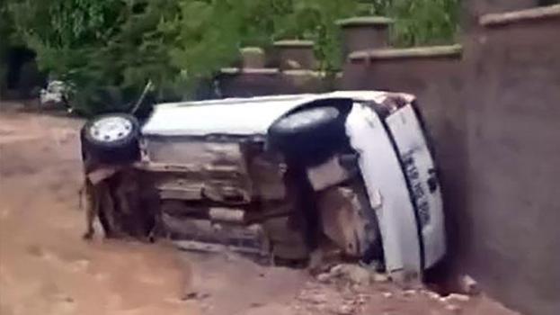 Niğde’de sağanak taşkına neden oldu: 3 araç ve bazı vatandaşlar sele kapıldı