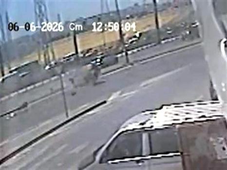 Avcılar'da refüje çarpıp takla attı! Korkunç kaza kamerada