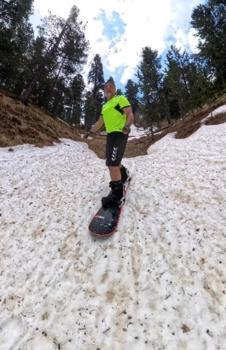 Kars'ta Haziran da kışa dahil edildi! Sarıkamış'ta snowboard gösterisi yaptı