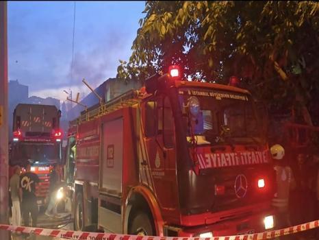 Ataşehir'de mobilya imalathanesi yandı: İtfaiye güçlükle söndürdü
