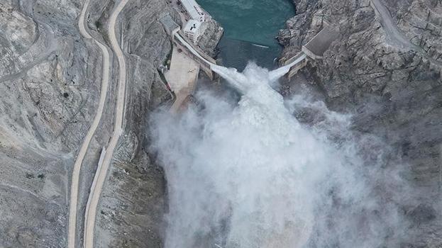 Artvin Deriner Barajı'nda 7 yıl sonra bir ilk! %94 doluluğa ulaştı, kontrollü su tahliyesi başlatıldı!