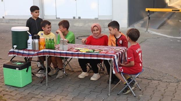 Rize'de yol kenarında çocuklar kurdu: Harçlıklarını çıkartıyorlar