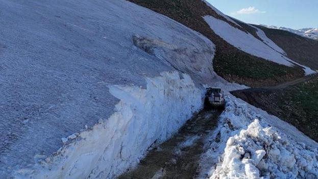 Haziran ayında 5 metreyi bulan kar! Hakkari’de yayla yolları açılıyor