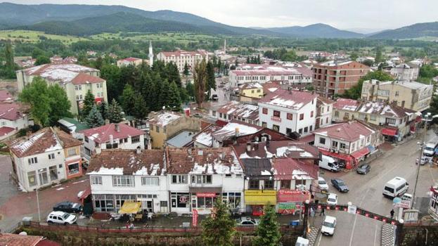 Sağanak ve dolu yağışı Kastamonu’da hayatı felç etti: İlçe beyaza büründü, ev ve iş yerlerini su bastı