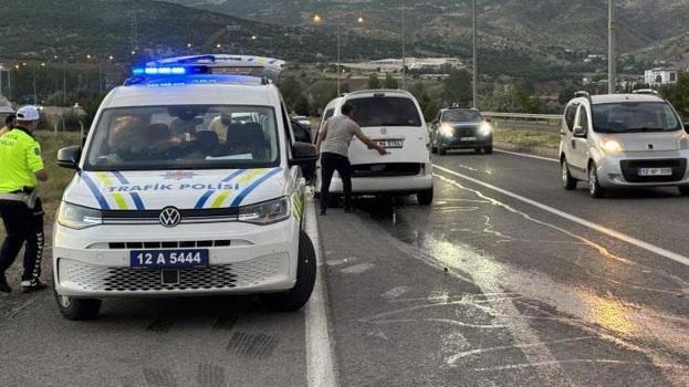 Lastiği patlayan araç refüjdeki aydınlatma direğini devirdi