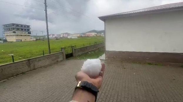Karayazı’da ceviz büyüklüğünde yağan dolu şaşırttı