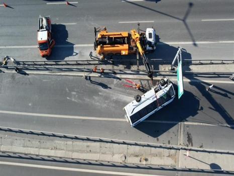 Sulgangazi'de midibüs bariyere çaptı: 1'i çocuk 12 kişi yaralandı