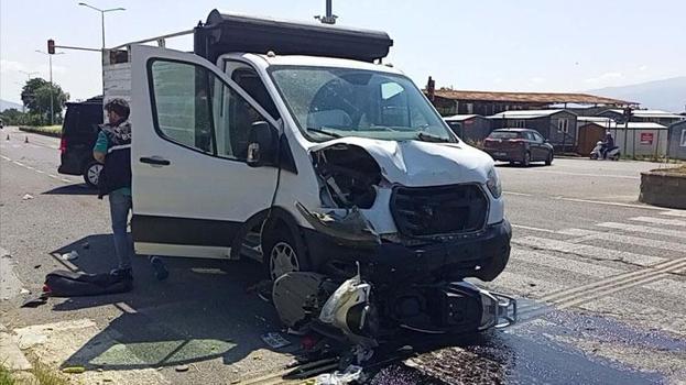 Motosiklet ile kamyonetin çarpıştığı kazada 2 kardeş yaralandı