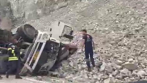 Erzurum-Artvin kara yolunda feci kaza: Freni patlayan tırdan atlayan sürücü öldü, 2 kişi yaralandı