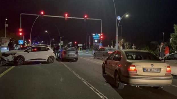5 aracın karıştığı zincirleme trafik kazasında 2 kişi yaralandı