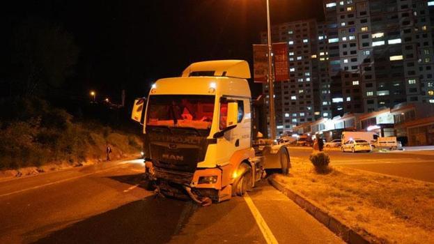 Kastamonu'da lastiği patlayan tır, önce su kanalına sonra refüje çarptı