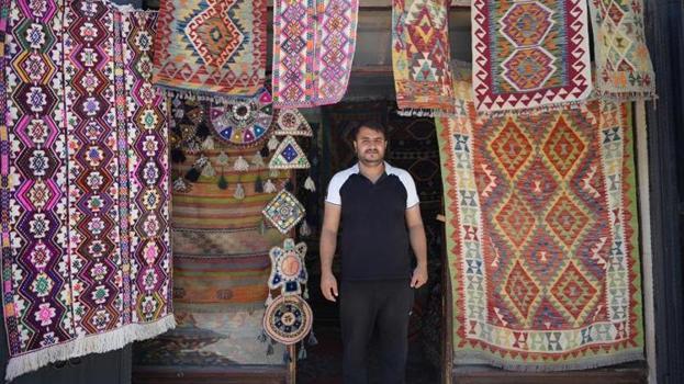 Bu işi yapan sadece 3 kişi kaldı! Köy köy gezip topluyor! Bulduğu parçalar servet değerinde satılıyor