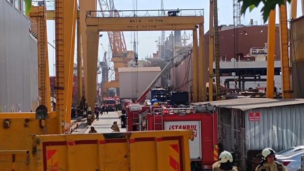 Tuzla'da korku dolu anlar! Bakımdaki gemi alev alev yandı
