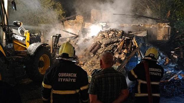 Osmancık'ta metruk bina alevlere teslim oldu