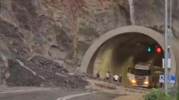 Erzurum-Artvin karayolu, sel ve heyelan nedeniyle ulaşıma kapandı