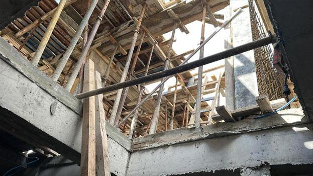 İnşaatta makaranın iskele üzerine devrilmesi sonucu 2’si ağır, 4 işçi yaralandı