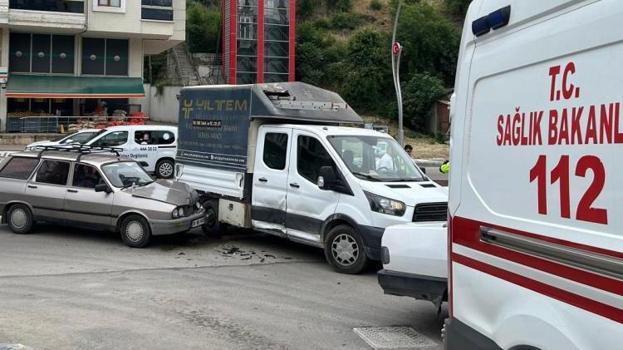 Karabük'te kamyonet ile otomobil çarpıştı 1 kişi yaralandı