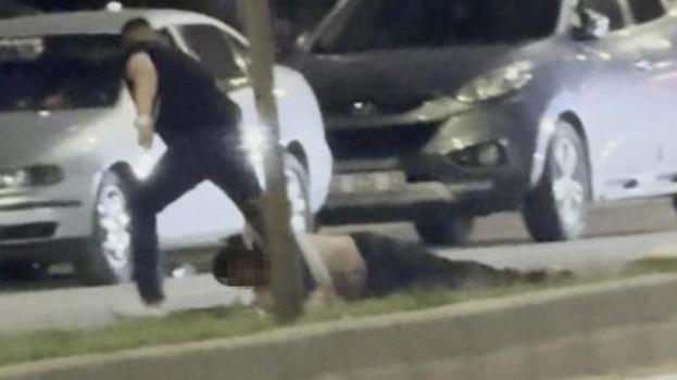 Elindeki bıçakla çevreye saldıran şahsı bir tokatla yere serdi sürükleyerek götürdü