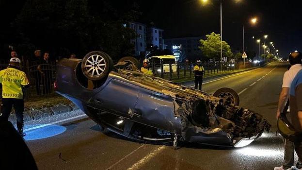Refüje çarparak takla atan otomobilden burunları bile kanamadan çıktılar