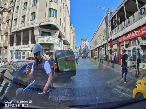Beyoğlu'nda yol verme tartışması çıktı: Boksörüm, çeneni kırarım tehdidi savurdu