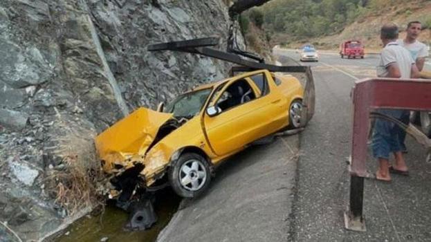 Yol kenarına savrulan otomobil hurdaya döndü, sürücü araçta sıkıştı