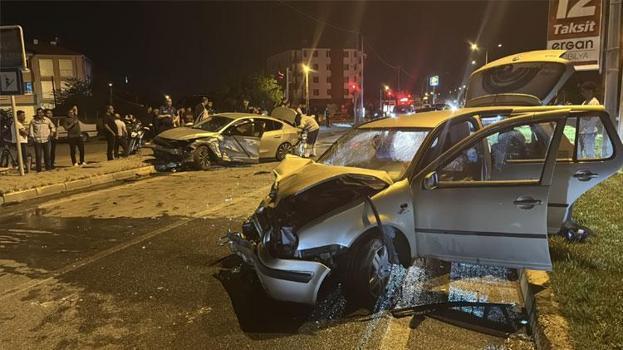 Kavşakta çarpışan iki otomobildeki 5 kişi yaralandı