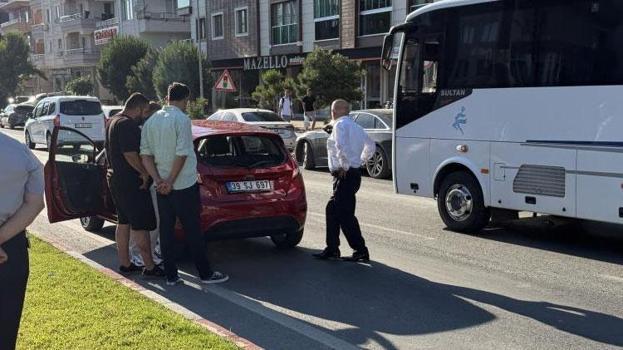 Yaya geçidinde yavaşlayan otomobile yolcu otobüsü çarptı