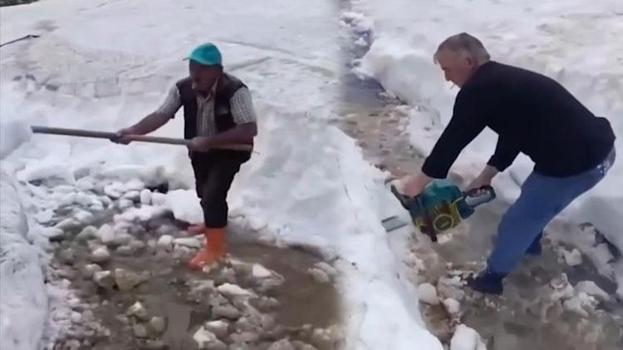 Avrupa sıcaktan kavruluyor, Giresun'da kar kütleleri parçalanıp yayla yolları açılıyor