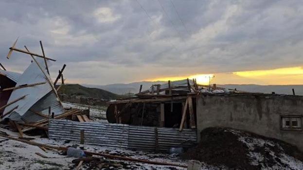 Dolu ve şiddetli rüzgar Ağrı’da bir evin çatısını uçurdu