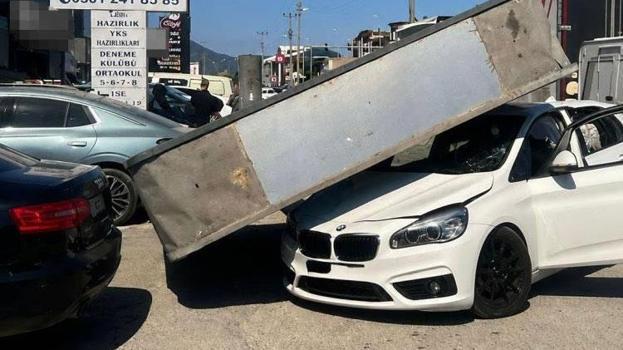 Market tabelası devrildi facianın eşiğinden böyle dönüldü