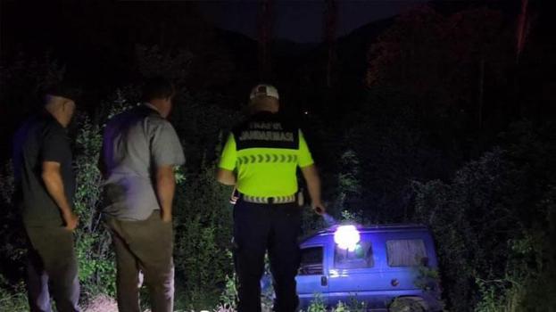 Erzurum'da freni patlayan araç bahçeye uçtu