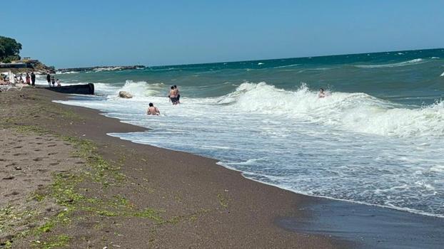Karadeniz'in hırçın dalgaları Akçakoca'da 2 metreyi aştı!