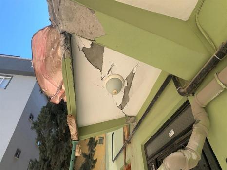 Avcılar'da kentsel dönüşümde kopan betonlar yan binaya zarar verdi!