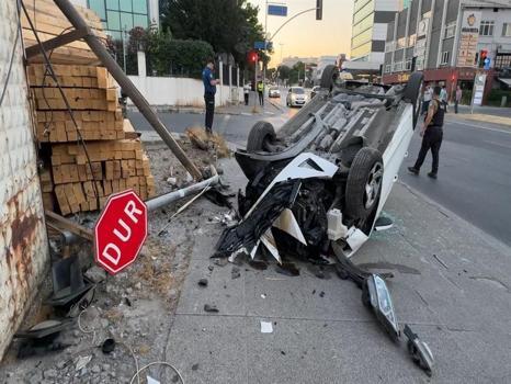 Avcılar'da korkunç kaza: Önce otomobile, sonra levhaya sonra direğe çarptı!