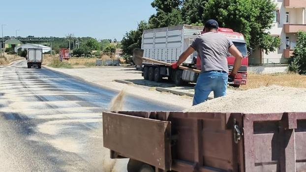 Edirne'de kavurucu sıcaklar asfaltı eritti! Ekipler yola kum serdi