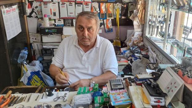 Devrek'te 52 yıllık saat tamircisi teknolojiye direniyor