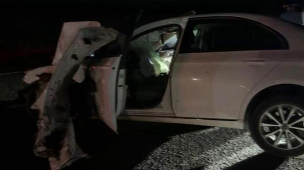 Traktöre çarpan Mercedes hurda yığınına döndü