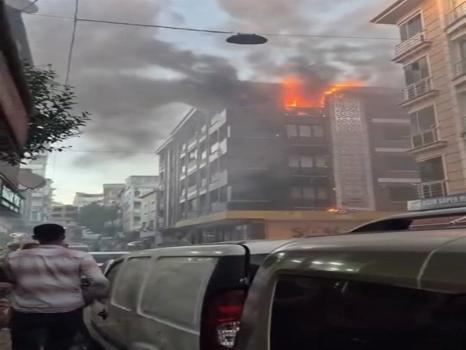 Esenler'de 4 katı binada korkutan yangın: İtfaiye güçlükle müdahale etti