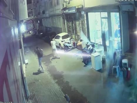 Fatih'te beton parçaları can alıyordu: Araçların üzerine düştü