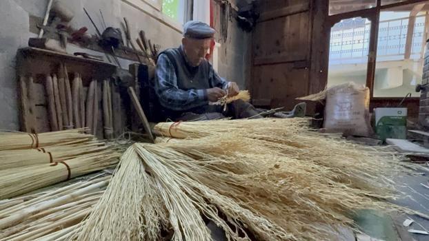 60 yıldır ekmeğini süpürgeden kazanıyor: Kemal dedenin yöntemi geçerliliğini koruyor
