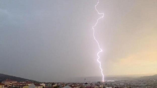 Çanakkale'de yıldırımın yangın çıkardığı anlar kamerada