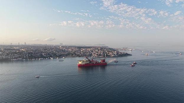 İstanbul Boğazı’nda dev geçiş! 215 metrelik JSD6000 için trafik çift yönlü durduruldu
